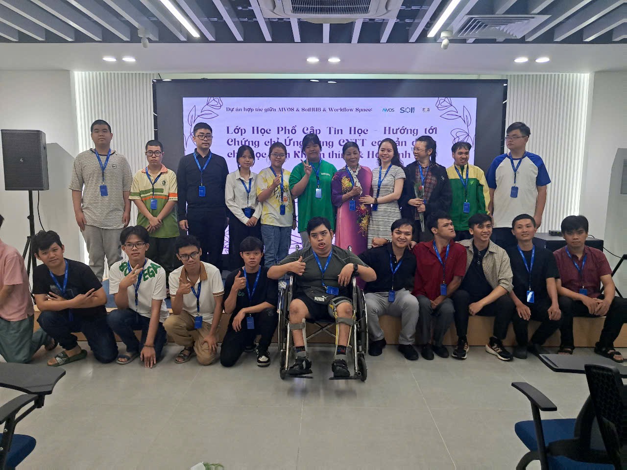 Ảnh tập thể lớp học tin học cho người khiếm thính
