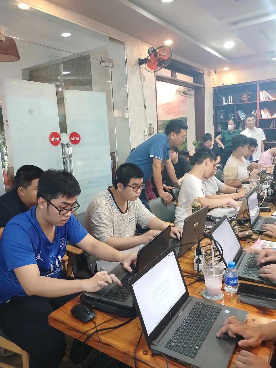Các bạn khiếm thính thực hành trên máy tính trong lớp học