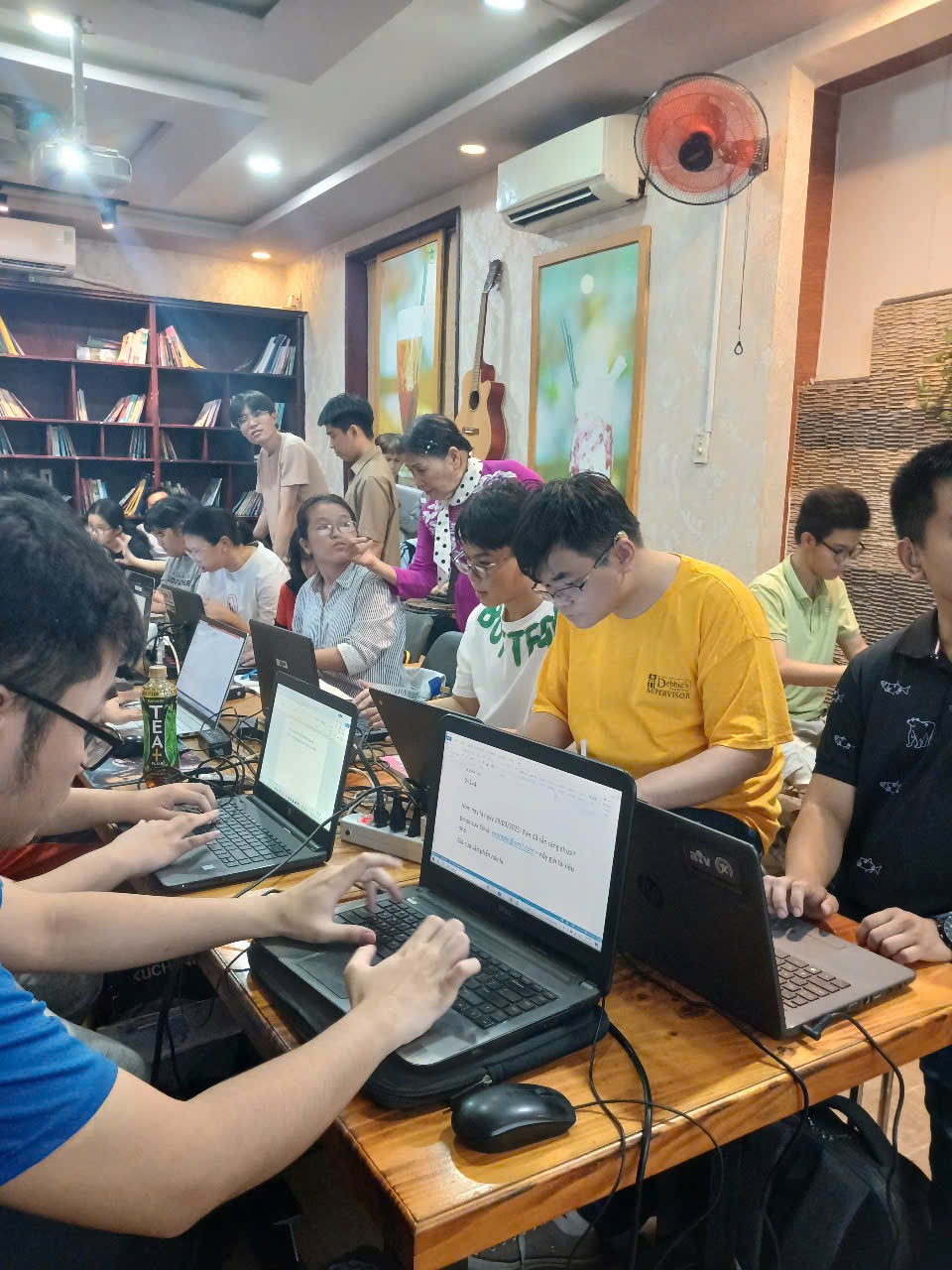 Các học viên khiếm thính học tin học tại lớp